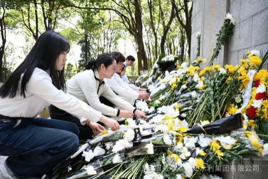 緬懷革命先烈  傳承紅色基因——與玉河社區(qū)黨委共同 祭掃方志敏烈士紀念園